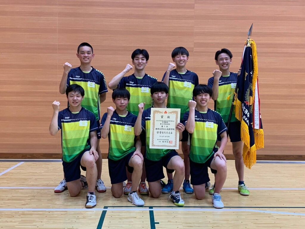 学校対抗戦およびダブルスで創部初となる優勝を果たしました。